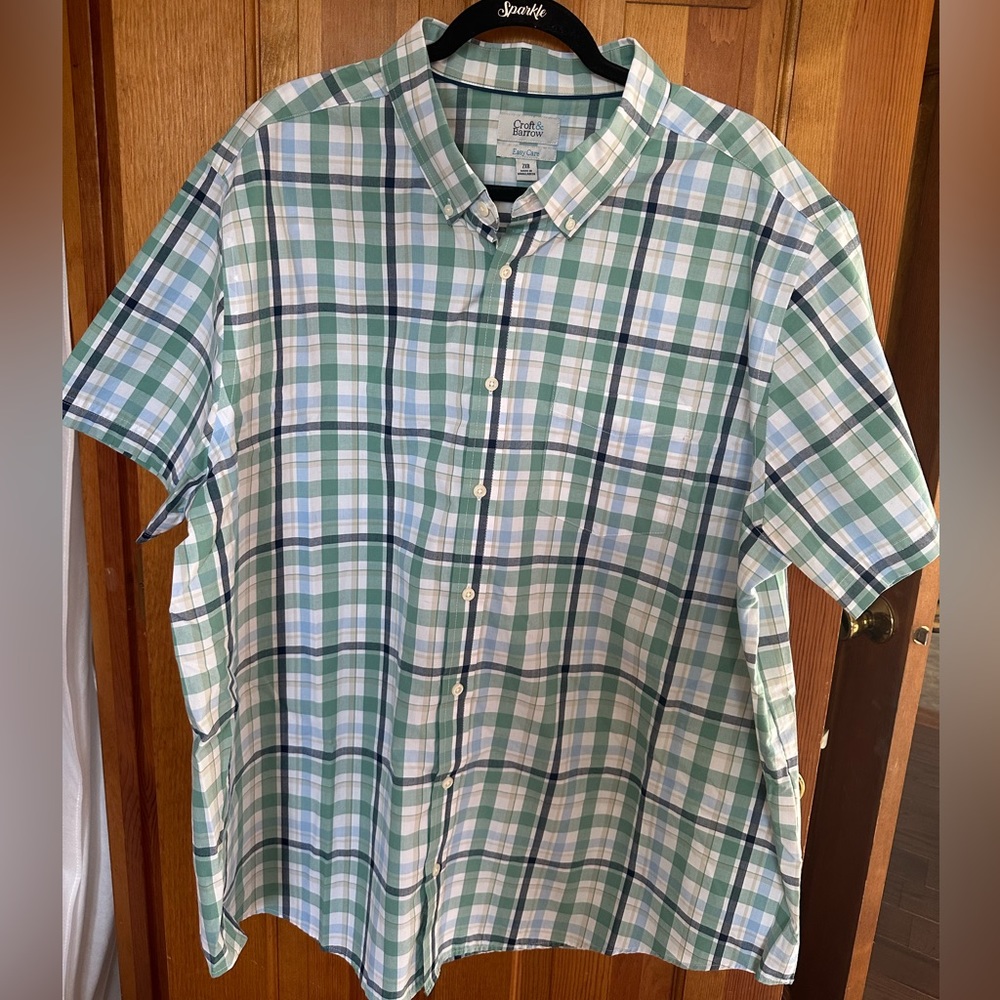 Men’s plaid short sleeve button up shirt by croft and barrow. In great condition